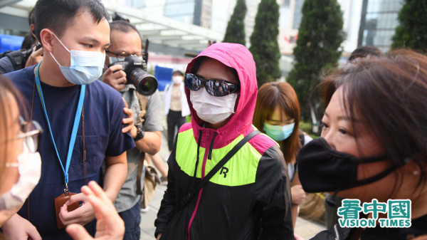 台湾杀人案死者潘晓颖母亲（中）要求疑犯陈同佳紧快赴台自首。（图片来源：天灯/看中国）