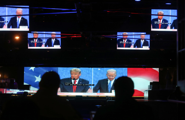2020年10月22日晚間，美國選民在觀看川普和拜登之間的最後一場總統辯論。（圖片來源：Mario Tama/Getty Images）