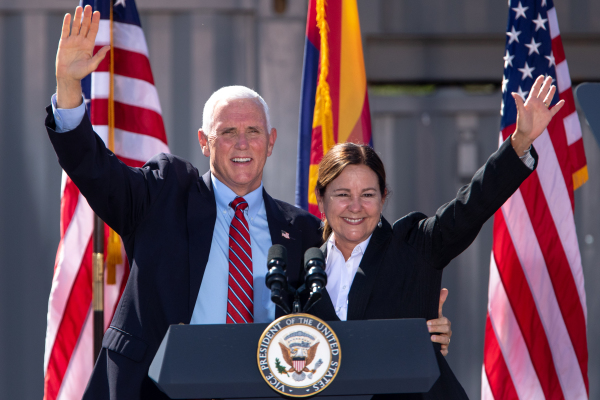 彭斯副總統和妻子凱倫。（圖片來源：Courtney Pedroza/Getty Images）
