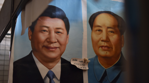 中共19大前夕，北京一处市场上的习近平和毛泽东画像。