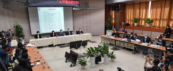  国家通讯传播委员会（NCC）26日举行中天电视换照听证会，身为神旺投资董事长蔡衍明（前排右2）亲自出席。