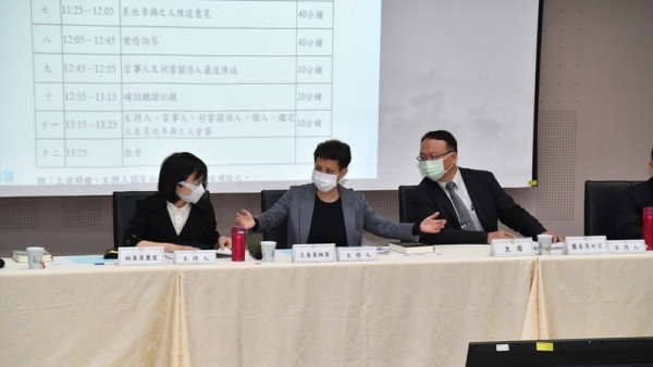国家通讯传播委员会（NCC）26日于台北举行中天电视换照听证会，主持人由NCC委员林丽云（左起）、王维菁及萧祈宏担任。