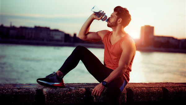 跑步时，要尽量补充适当的水分和营养。
