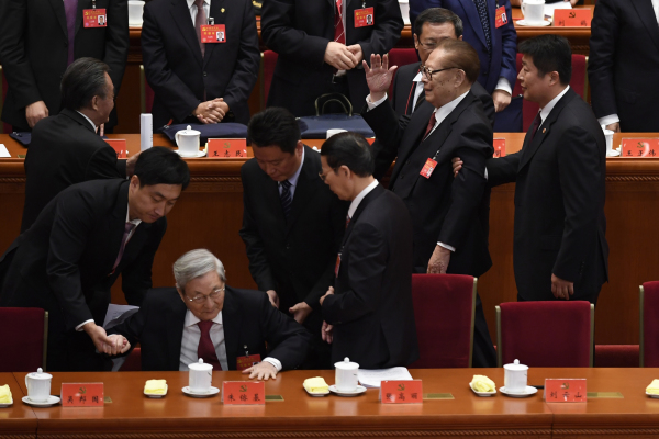 江泽民曾因邓小平一句话,开始妒恨朱镕基。