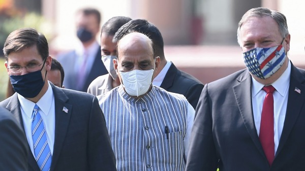 2020年10月27日，美国国防部长埃斯珀、国务卿蓬佩奥和印度国防部长辛格在新德里海德拉巴故居的草坪上举行联合新闻发布会。