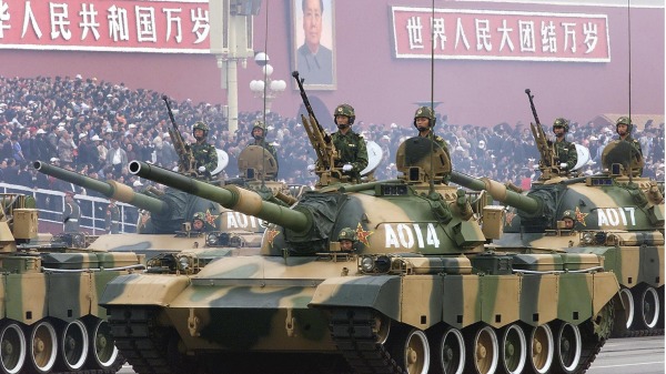 学者认为，习近平有可能会因“强兵误国”。图为在庆祝中华人民共和国成立50周年的国庆阅兵。