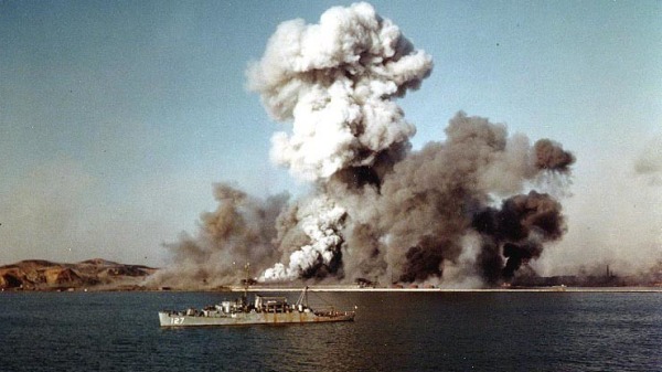 長津湖戰役後，從興南港撤退的美軍正在摧毀無法帶走的物資和港口設施。
