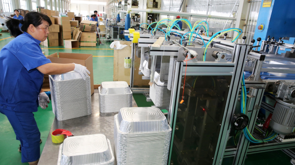 2018年7月22日，安徽的一家生产铝制品工厂的工人在生产出口产品。