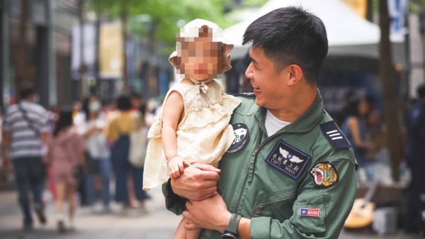 殉職飛官朱冠甍個性浪漫，個人社群網站常張貼老婆與小孩的照片。圖為8月朱冠甍參加活動時與女兒合影。