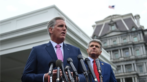 2019年10月16日，眾議院共和黨領袖麥卡錫（Kevin McCarthy ）（左）和共和黨眾議院麥考爾Michael McCaul會見媒體。（圖片來源：BRENDAN SMIALOWSKI/AFP via Getty Images）