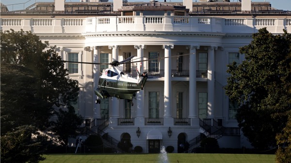 2020年10月2日，接川普總統去里德醫院的海軍陸戰隊一號（Marine One）直升機落地白宮。（圖片來源：Win McNamee/Getty Images）