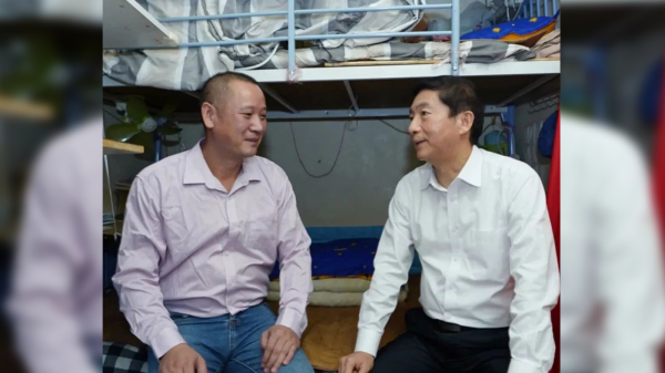 中联办主任骆惠宁（右）探访香港基层市民徐天民（左），《文汇报》更把徐描述成英雄。港人斥这是“侮辱香港人的闹剧”。（图片来源：网络截图）