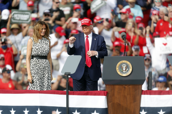 2020年10月29日，川普总统携第一夫人梅拉尼娅在佛罗里达州坦帕市（Tampa）举行竞选集会。（图片来源：Octavio Jones/Getty Images）