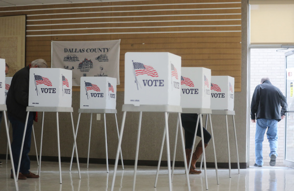 圖為2020美國大選在愛荷華州的一處投票站。（圖片來源：Mario Tama/Getty Images）
