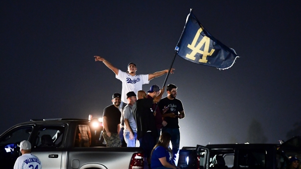 MLB道奇稱霸，洛杉磯球迷狂歡引暴動。