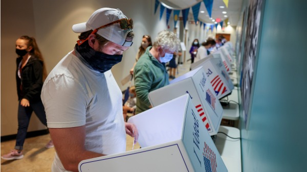 10月30日，美国南卡州选民前往投票站提前投票，人数创下纪录。 （图片来源：Michael Ciaglo/Getty Images）