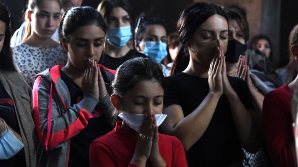2020年10月3日，亚美尼亚女孩在为叶里温的卡拉巴赫军队祈祷