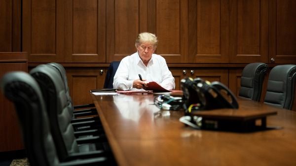 2020年10月3日，美國總統川普在里德醫院會議室工作。（圖片來源：Joyce N. Boghosian/The White House via Getty Images)