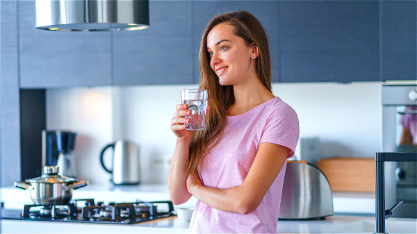 充分饮水能保持呼吸道黏膜湿润，使感冒病毒难以迅速繁殖，增强免疫。
