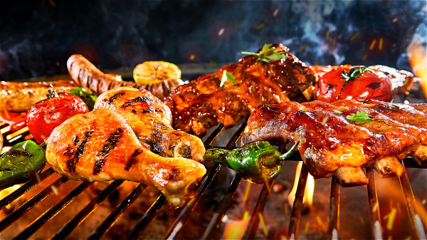 肉在高温下烤炙时，会产生一种苯并芘的有毒物质，加重肝脏的负担，诱发肝病。