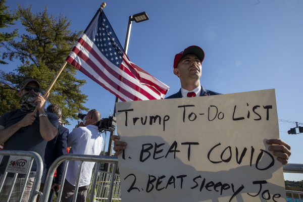 2020年10月5日，在沃尔特・里德国家医疗中心外面，川普总统支持者祝福川普早日恢复健康，并在大选中获胜连任。（图片来源：Tasos Katopodis/Getty Images）
