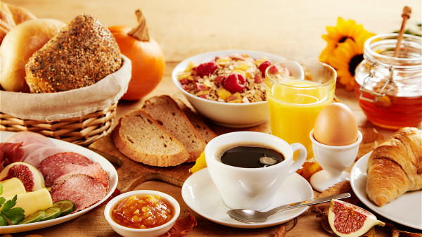 没有按时吃早饭，容易出现胃酸分泌过多或是反流的现象。
