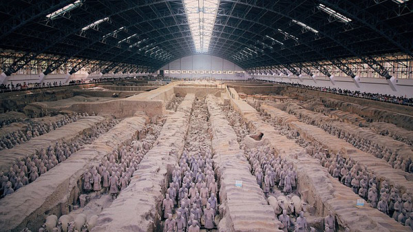 1976年，陕西省西安市的秦始皇陵墓被打开后，兵马俑上的色彩很快消失，至今无法真正复原。图为秦始皇陵兵马俑一号坑展厅入内后中央拍摄。
