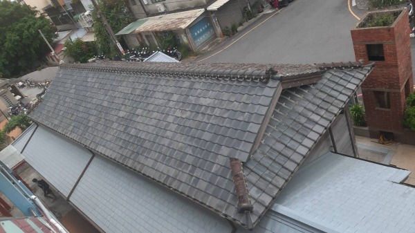 「入母屋造式」，就是中國古建築的歇山頂，特色是屋頂正脊兩端到屋簷處中間折斷了一次，好像歇了一會兒，所以叫做歇山頂。