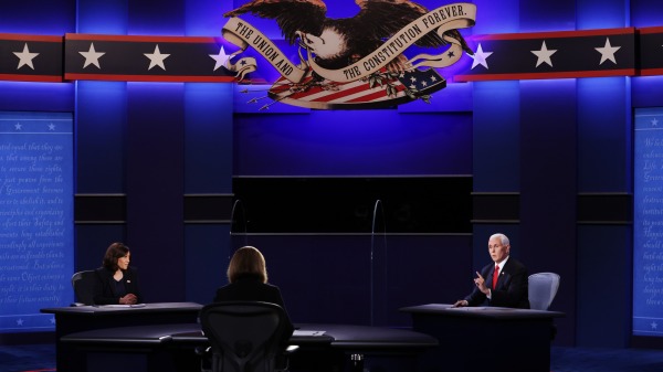 2020年10月7日，美國大選副總統辯論現場，右為副總統彭斯，左為民主黨候選人參議員賀錦麗 （圖片來源： Alex Wong/Getty Images）