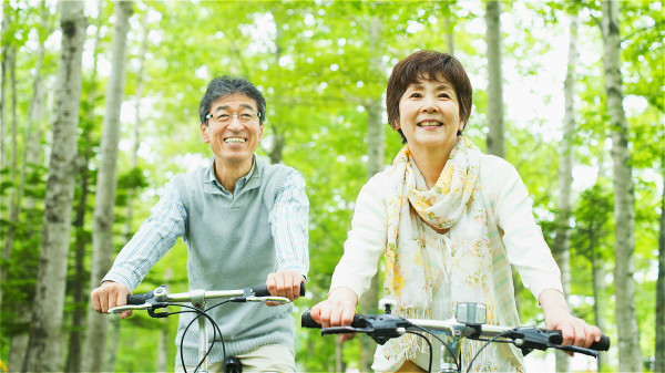 日本人很少坐车，通常都是骑自行车，或者步行