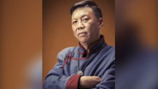 蒙古族維權律師胡寶龍因參與反對在內蒙推行「雙語教育」活動，於9月被刑事拘留、被檢察院批捕。而他因涉「危害國家安全」，已於2010年遭禁止出境。