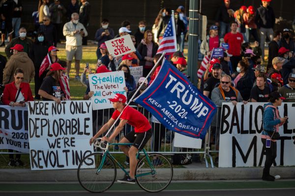 圖為2020年11月7日，在民主黨大本營加州比佛利山莊，川普支持者自發集會抗議民主黨選舉舞弊。（圖片來源：DAVID MCNEW/AFP via Getty Image）