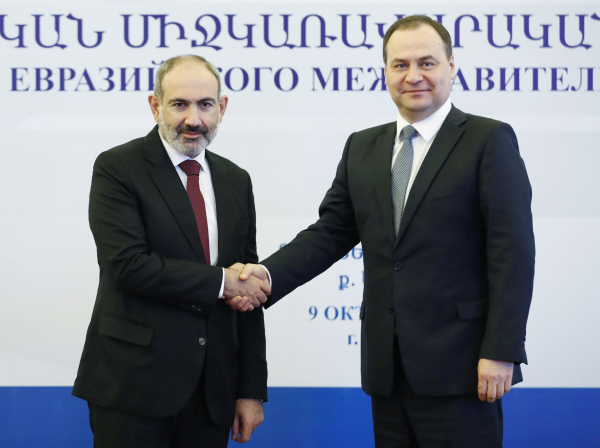 2020年10月9日，欧亚经济联盟政府间理事会会议之前，亚美尼亚总理帕辛扬与白俄罗斯总理罗曼·戈洛夫琴科握手。