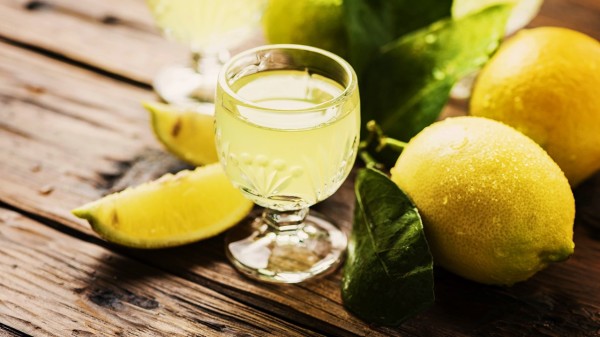 常饮柠檬汁，可以白嫩皮肤，有效祛斑。