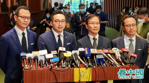 11月11日，港府宣布剥夺杨岳桥、郭荣铿、郭家麒及梁继昌立法会议员资格，四人见记者回应事件。