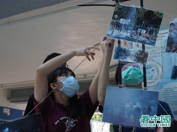 11月11日是反送中「中大保衞戰」一周年，中文大學學生會於校內舉辦一連八天的紀念相片展覽。（圖片來源：李天正/看中國）