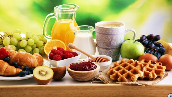 不吃早餐，很容易引起胃酸对胃黏膜的损害，危害健康。