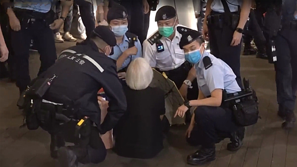 經常出現在香港示威現場、上月才獲北京當局放行回到香港的「王婆婆」王鳳瑤，近日突然被捕，警方迅速落案控其一項普通襲擊罪。資料照。