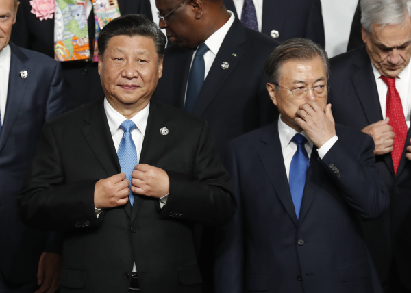 2019年6月28日，习近平和韩国总统文在寅出席大阪举行的G20峰会。