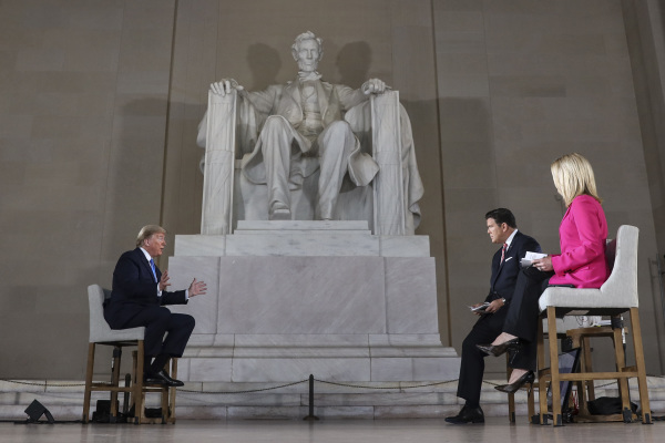 2020年5月3日，川普总统在林肯纪念堂接受采访。