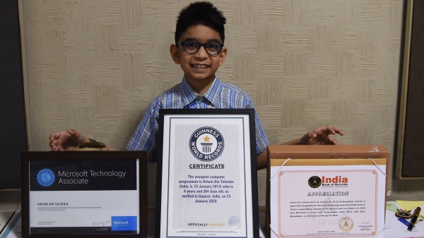 印度6歲男童阿爾哈姆·塔爾薩尼亞，被吉尼斯世界紀錄評為最年輕的計算機程序員，2020年11月9日，他手持證書在艾哈邁達巴德的Udgam兒童學校合影。