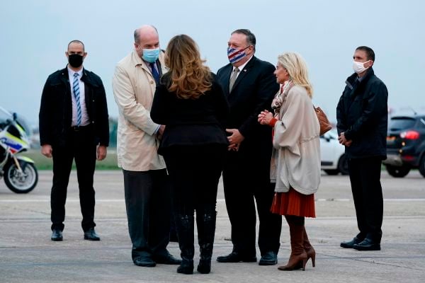 2020年11月14日，蓬佩奥在勒布尔热巴黎勒布尔热机场下飞机，开始10天行程。