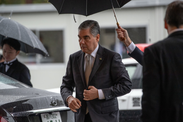 2019年10月22日，土库曼总统别尔德穆哈梅多夫抵达日本，参加君主德仁登基典礼。