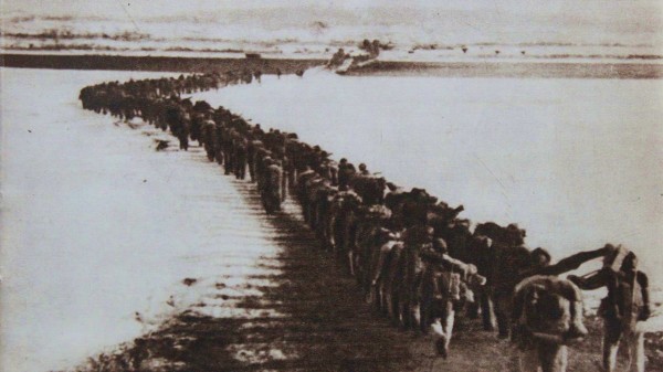 1950年冬天走過已結冰的鴨綠江到朝鮮半島參戰的中國人民志願軍士兵