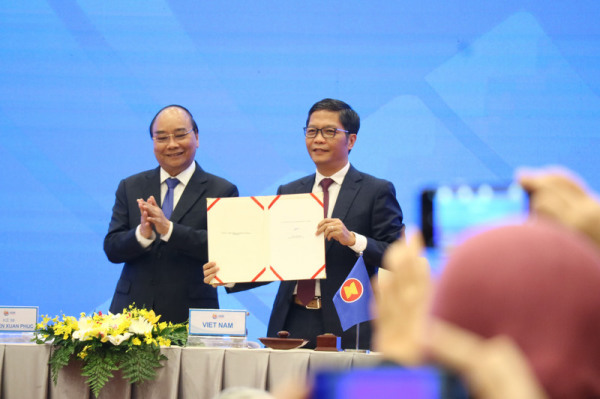 台湾虽未加入RCEP，但经济部宣称已作准备。图为越南工商部长陈俊英（右）15日代表越南签署RCEP。