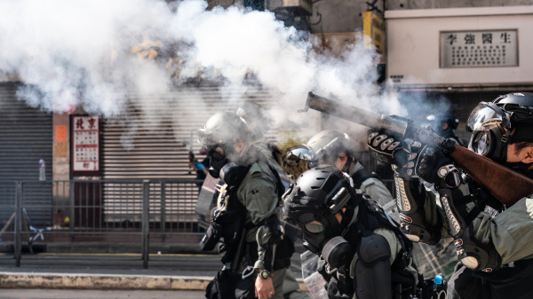 圖為2019年11月11日，港人發起反送中「黎明行動」當天，港警發射催淚彈鎮壓。（圖片來源：Anthony Kwan/Getty Images）