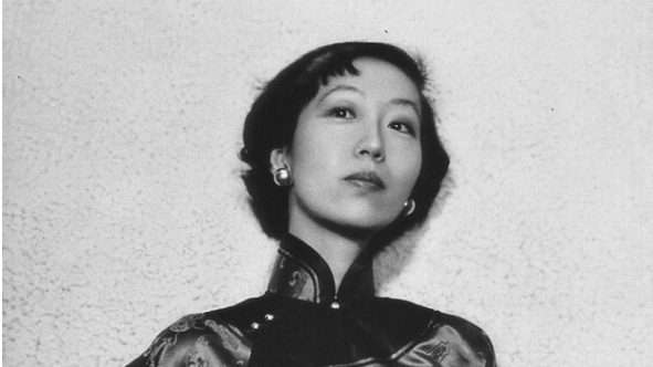 1954年民国知名女作家张爱玲在香港。