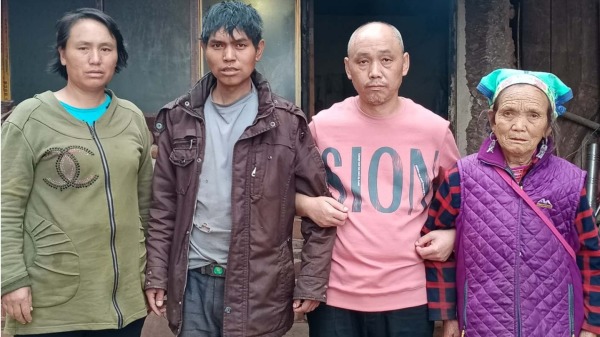 云南一男子何学光于1994年被控故意杀人罪，冤狱26年5个月后被无罪释放。左起第三位为何学光（图片来源：微博）