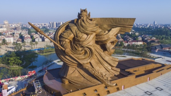 日前，湖北荆州巨型关公雕像再度引发关注（图片来源：网络）