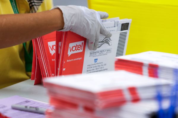 2020年美国选举期间某地的邮寄选票。（图片来源：Jason Redmond/Getty Images）